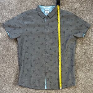 Short-Sleeve Gray Button-Down Shirt with Subtle Bird Print